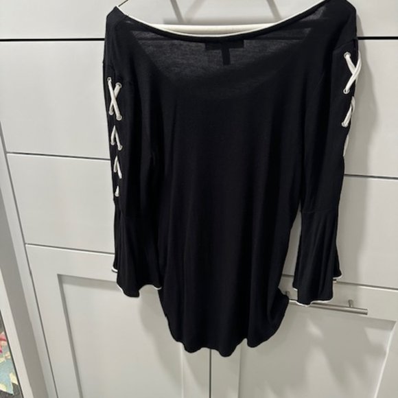 Black & White Top Flared Sleeves - Picture 4 of 7